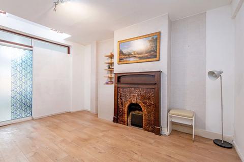 2 bedroom flat for sale, Waverley Gardens, London NW10