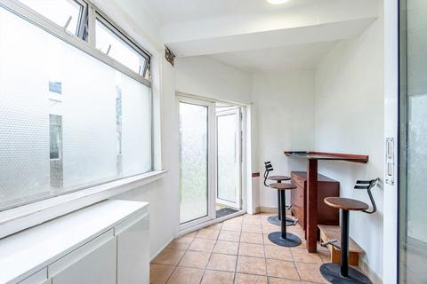 2 bedroom flat for sale, Waverley Gardens, London NW10