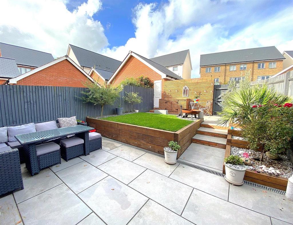 8 Daisy Way - Garden1.jpg