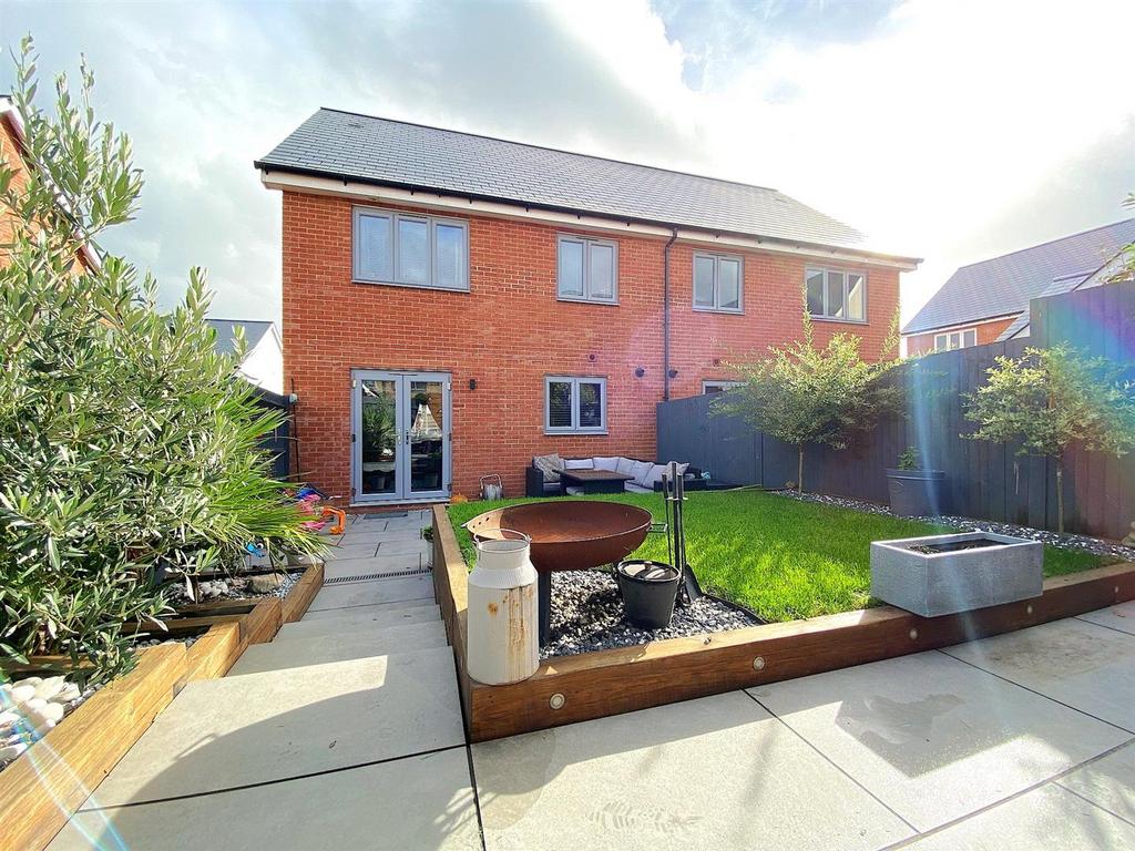 8 Daisy Way - Garden2.jpg