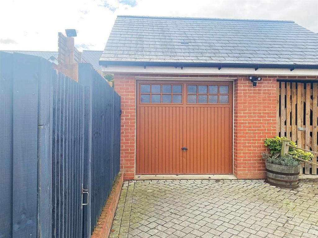 8 Daisy Way - Garage.jpg