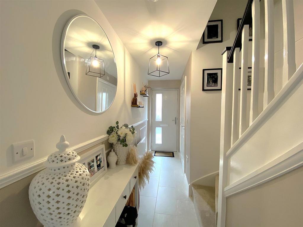 8 Daisy Way - Hall.jpg
