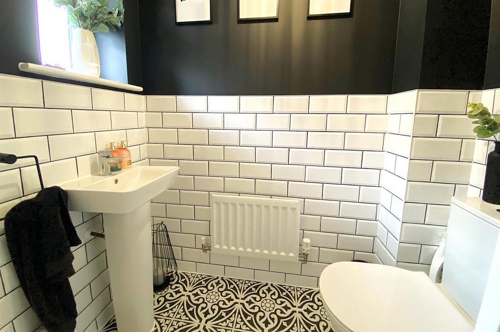 8 Daisy Way - Cloakroom.jpg