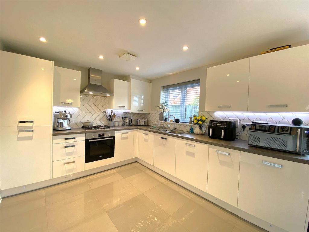 8 Daisy Way - Kitchen2.jpg
