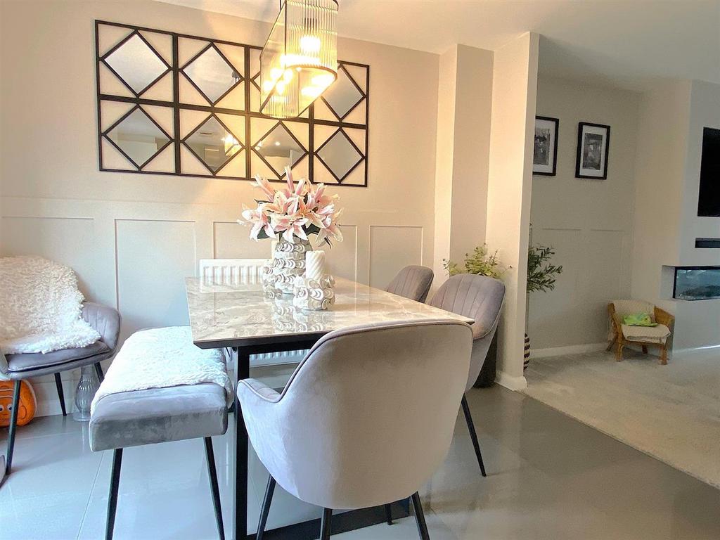 8 Daisy Way - Diner.jpg