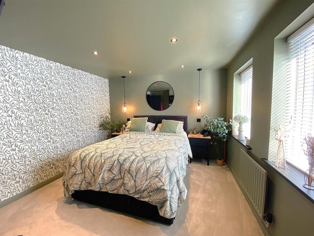 8 Daisy Way - Bed2.jpg