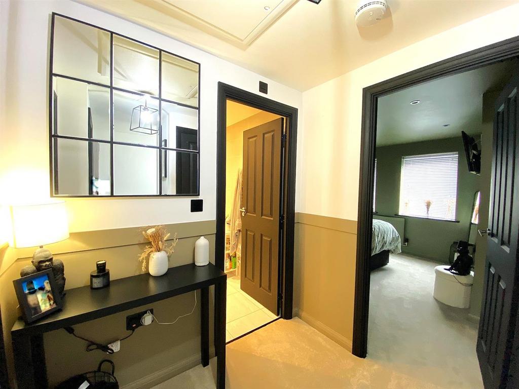 8 Daisy Way - Landing.jpg
