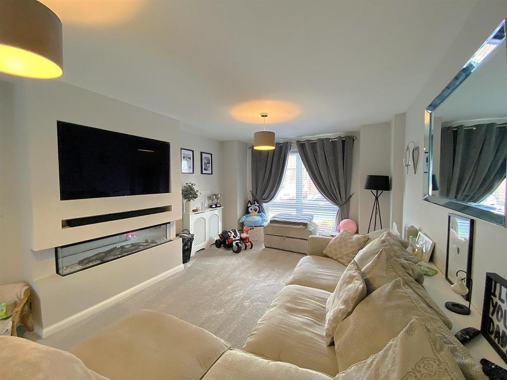 8 Daisy Way - Lounge2.jpg