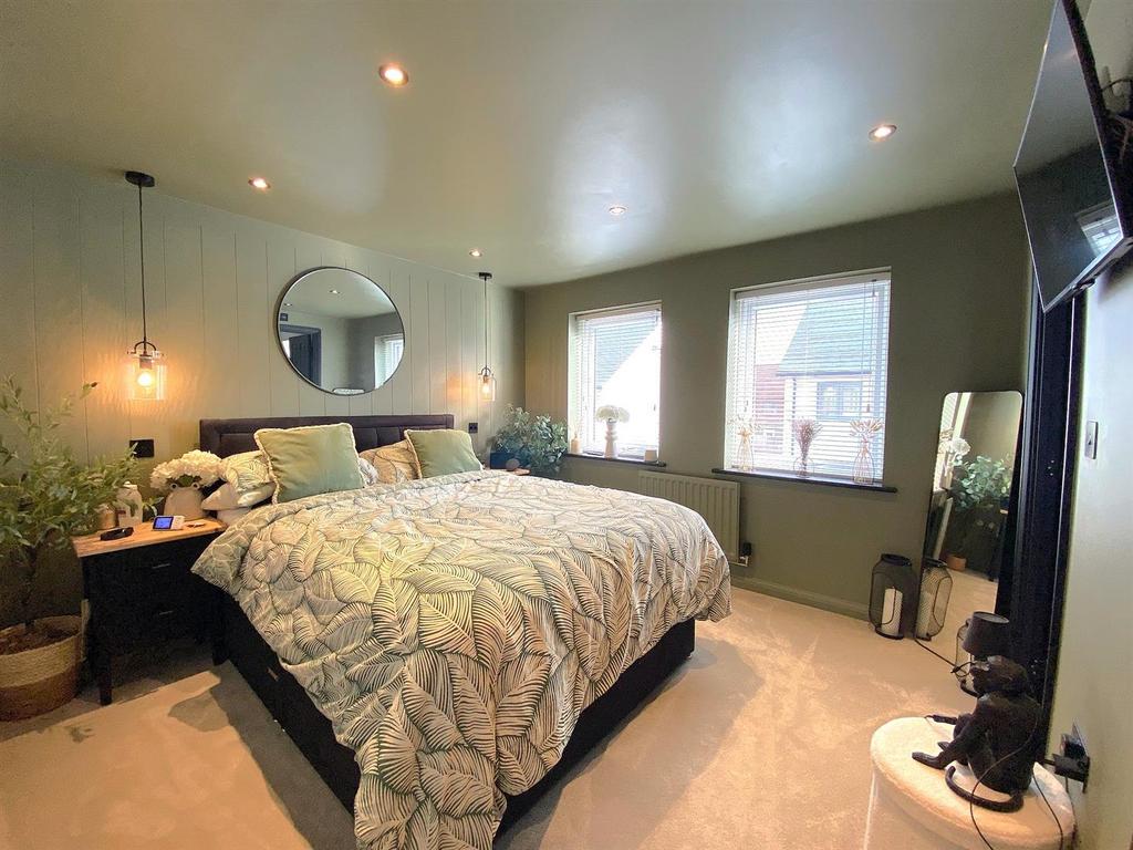 8 Daisy Way - Bed1.jpg