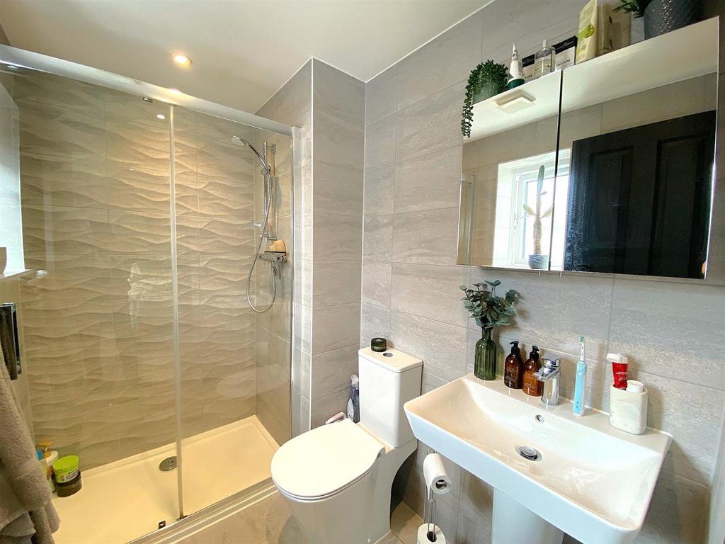 8 Daisy way - En Suite.jpg