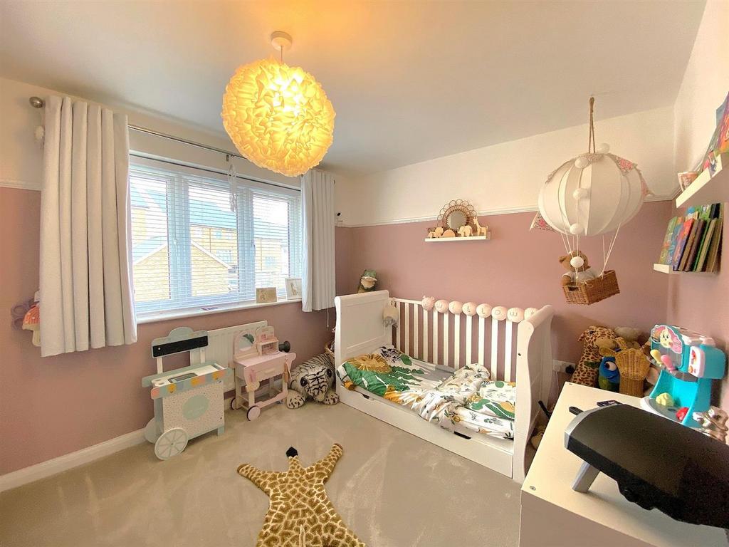 8 Daisy way - Bed3.jpg