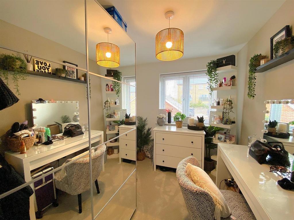 8 Daisy Way - Bed4.jpg