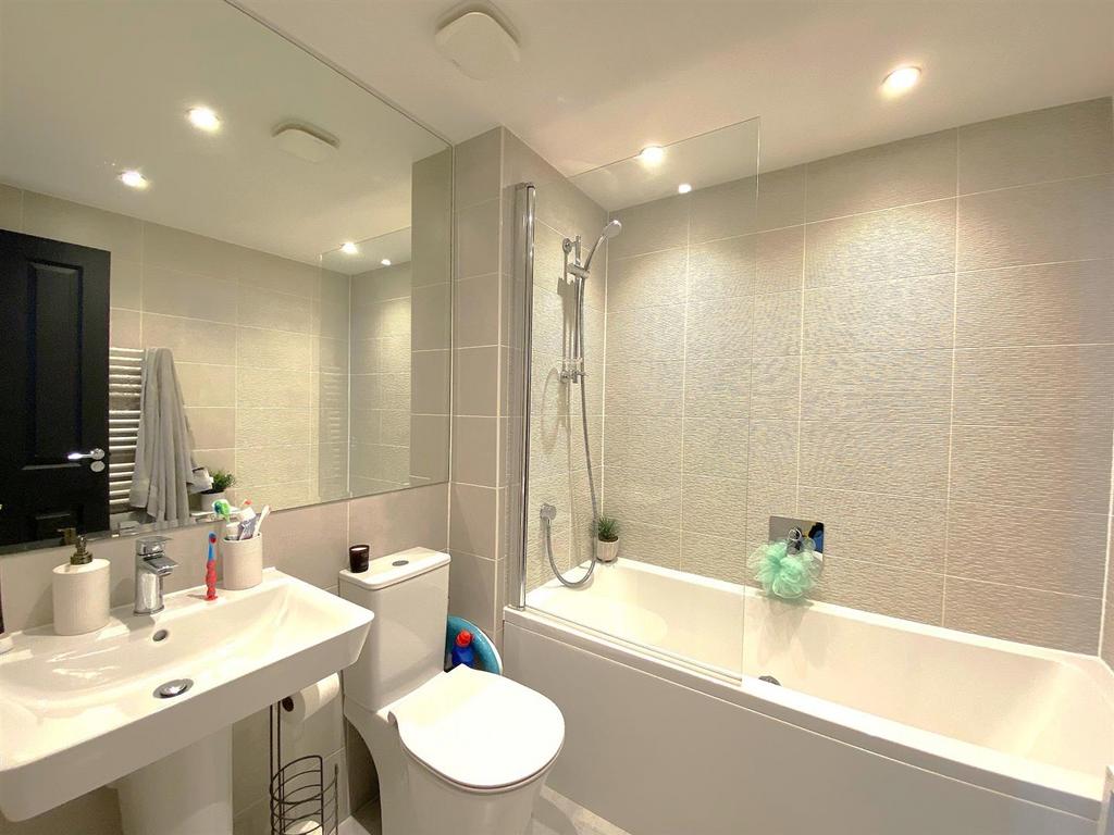 8 Daisy Way - Bathroom.jpg