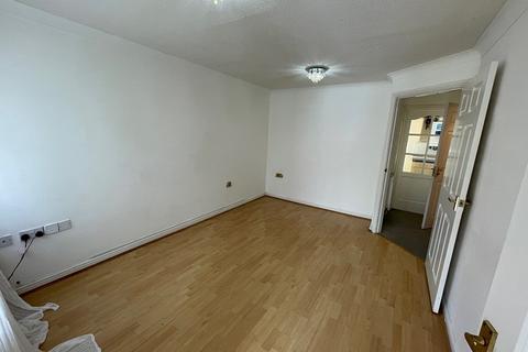 3 bedroom semi-detached house to rent, Renforth Close, Gateshead NE8