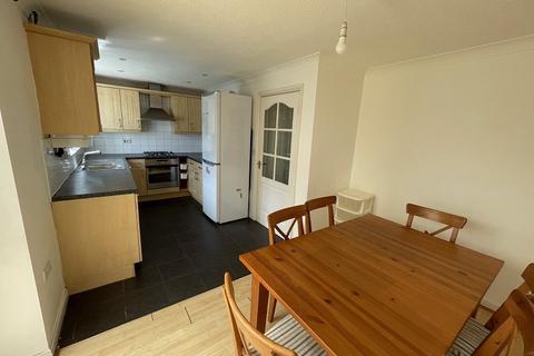 3 bedroom semi-detached house to rent, Renforth Close, Gateshead NE8