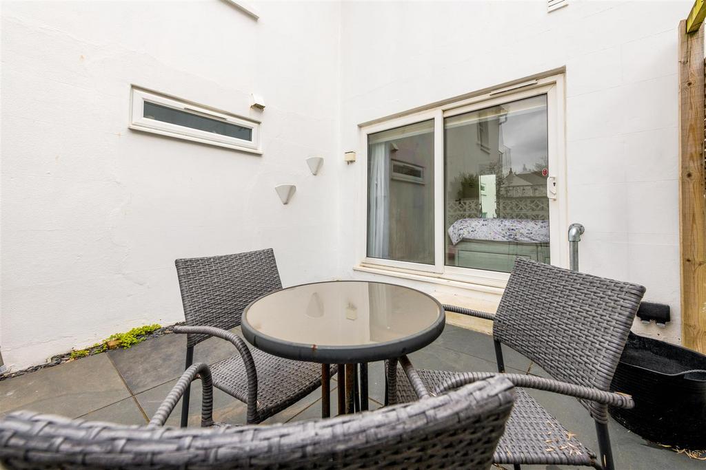 Flat 1, 76 Walsingham Road-14.jpg