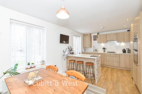 4 bedroom detached house for sale, Everett Gardens, Eastergate, Chichester, West Sussex
