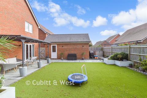 4 bedroom detached house for sale, Everett Gardens, Eastergate, Chichester, West Sussex