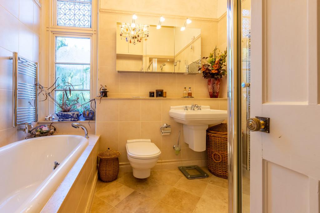 En-suite To Master Bedroom