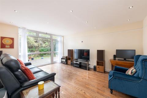 undefined, Merridene, London N21