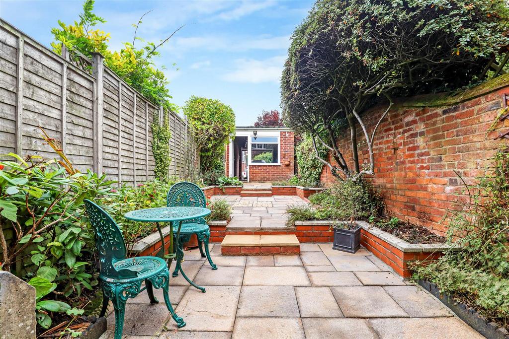 Courtyard Rear Garden and Garage