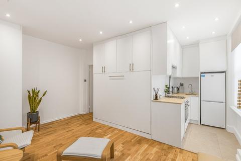 Studio to rent, Charlwood Street, London, SW1V