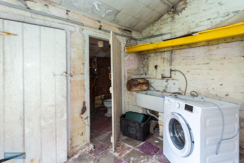 Laundry/cloakroom