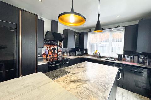 4 bedroom end of terrace house for sale, HUMBERSTONE ROAD, GRIMSBY