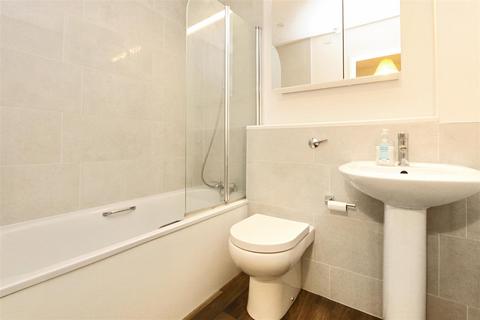 2 bedroom terraced house to rent, Elstree Hill, Bromley