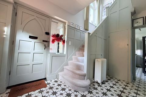 4 bedroom detached house for sale, Hinchley Close, Esher