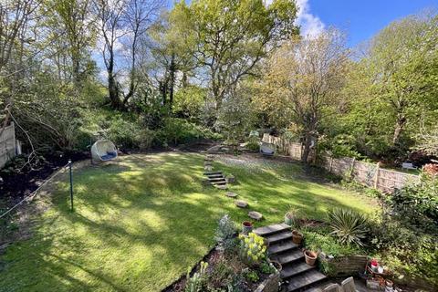 4 bedroom detached house for sale, Hinchley Close, Esher