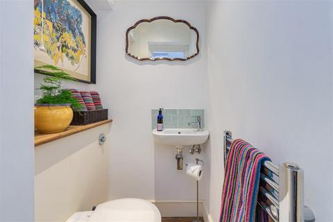 31 Oak Village, London, NW5 4QN