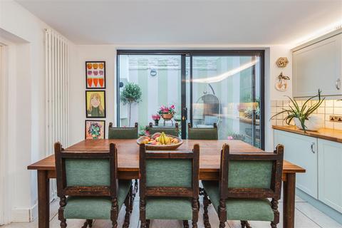 31 Oak Village, London, NW5 4QN