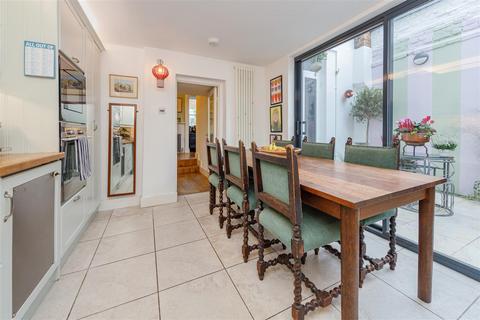 31 Oak Village, London, NW5 4QN