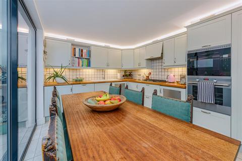 31 Oak Village, London, NW5 4QN