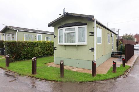 1 bedroom park home to rent, Luton LU3