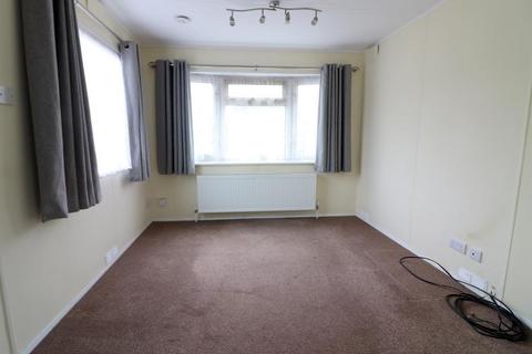 1 bedroom park home to rent, Luton LU3