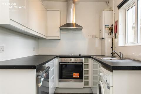4 bedroom end of terrace house to rent, Crayford Road, Brighton