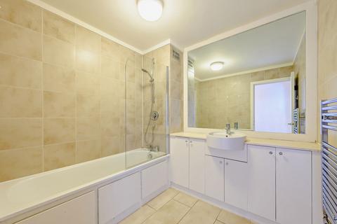 2 bedroom flat to rent, Fulham Road, London SW3
