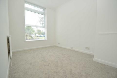 2 bedroom apartment to rent, Queens Court, Ellesmere Road, WEYBRIDGE