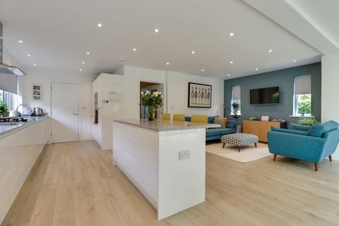 10 Forge Drive, Claygate, Esher, KT10 0HR
