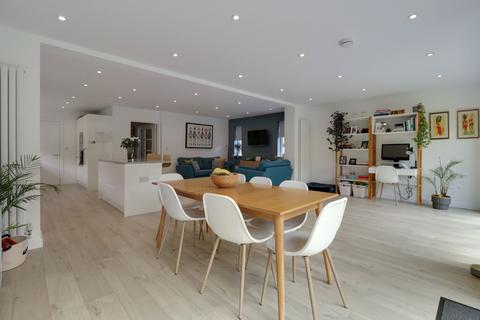 10 Forge Drive, Claygate, Esher, KT10 0HR