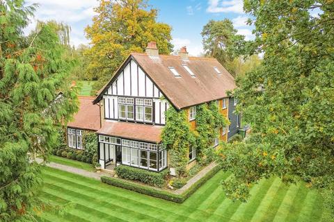 undefined, Beautiful Edwardian Residence in Watlington - Spacious Grounds and Ideal for Commuting to London