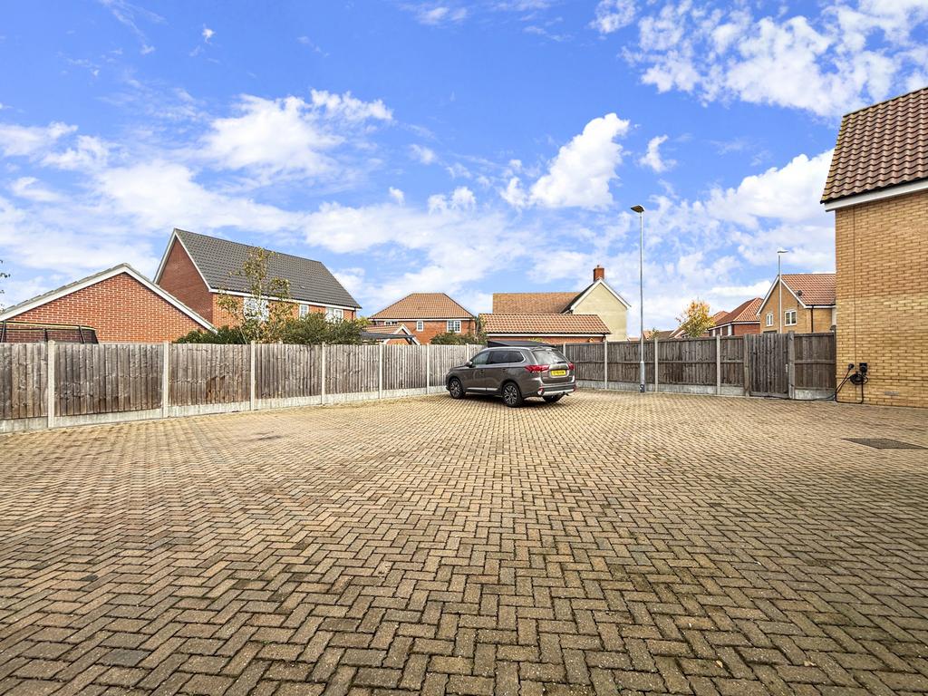 Parking & Outside Space