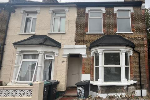 3 bedroom end of terrace house to rent, Forest Gardens, London N17