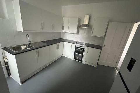 3 bedroom end of terrace house to rent, Forest Gardens, London N17