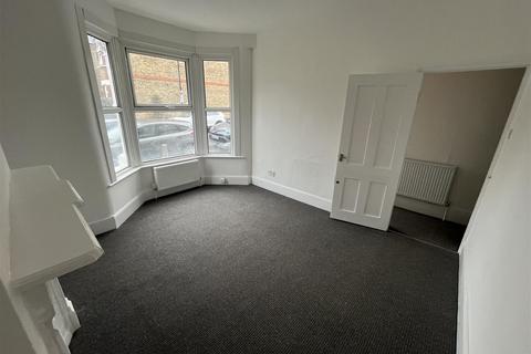 3 bedroom end of terrace house to rent, Forest Gardens, London N17