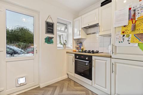 3 Shirley Close, Worthing, BN14 9BA