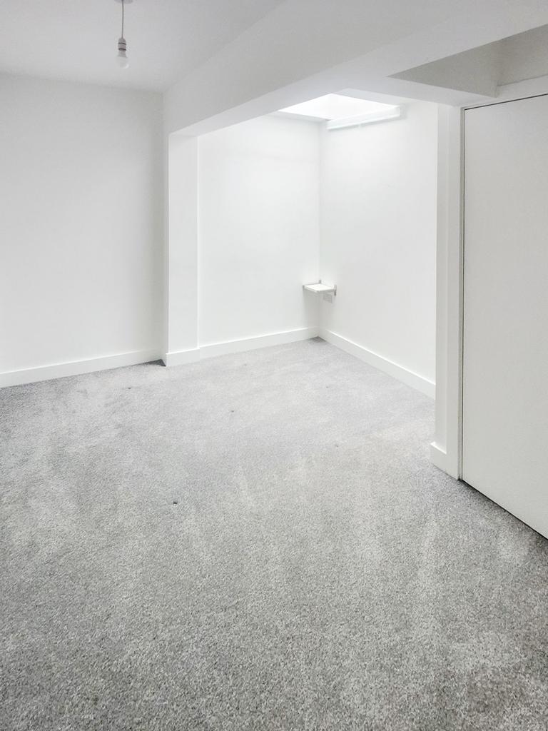 Bright, freshly redecorated single bedroom with...