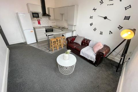 3 bedroom apartment to rent, Holmes Street, L8 0RH,